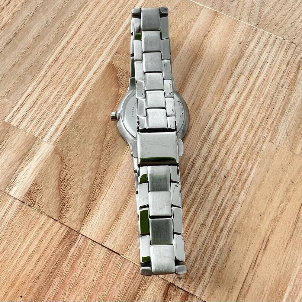 Skagen Denmark ladies silver tone bracelet dress watch NEW BATTERY